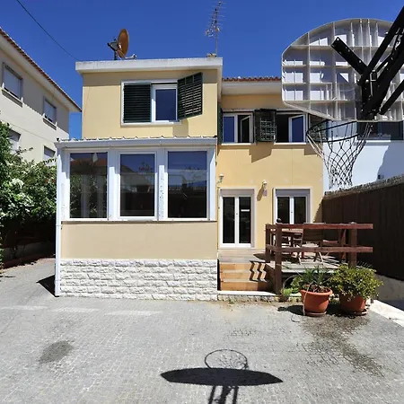 House With 5 Bedrooms In With Wonderful City View Enclosed Garden And Wifi *